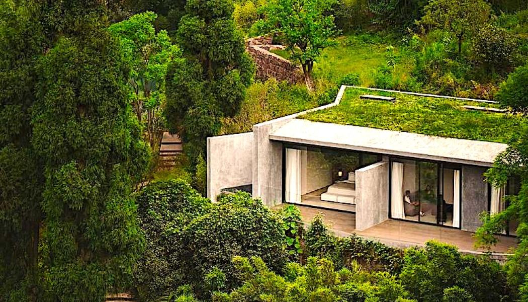 ZOLAND·Emei-huset i kinesiska Emeishan har utformats för att smälta samman med det omgivande bergslandskapet. Lokala naturmaterial, traditionell kinesisk byggnadskultur och modern arkitektur skapar tillsammans en hotellmiljö där naturen står i centrum. OBS! Det finns fler bilder av interiören i slutet av artikeln. Foto: Jonathan Leijonhufvud/Studio J. Bridgland.