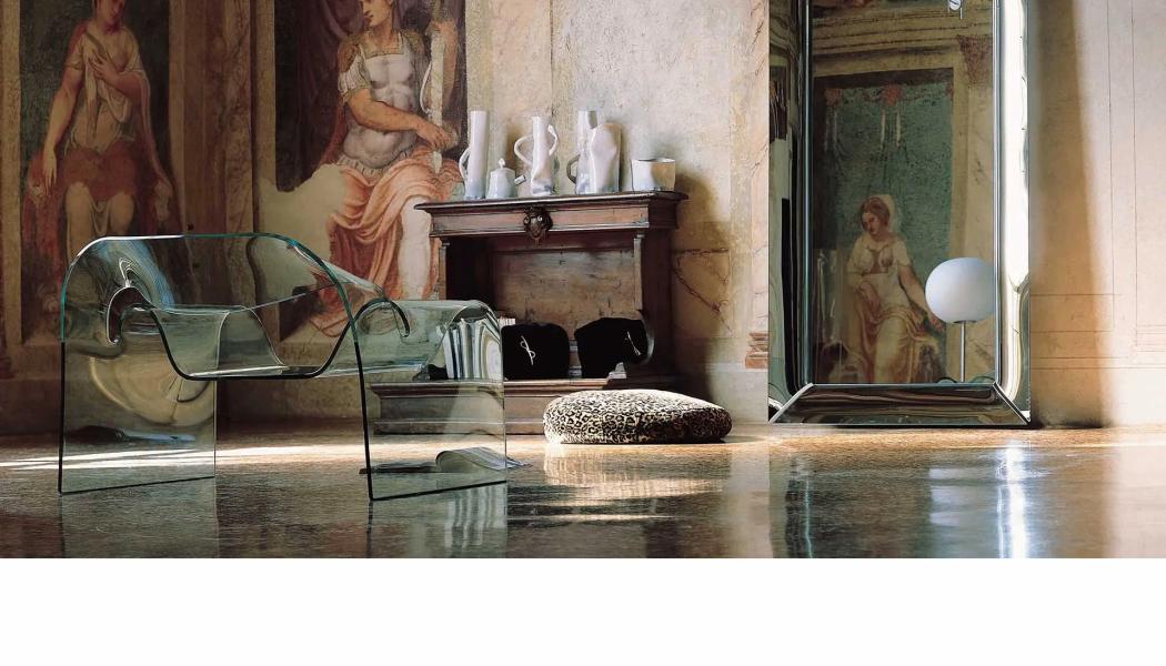 Poltrona Ghost, design Cini Boeri / Specchio Caadre, design Philippe Starck. Foto: Fiam Italia