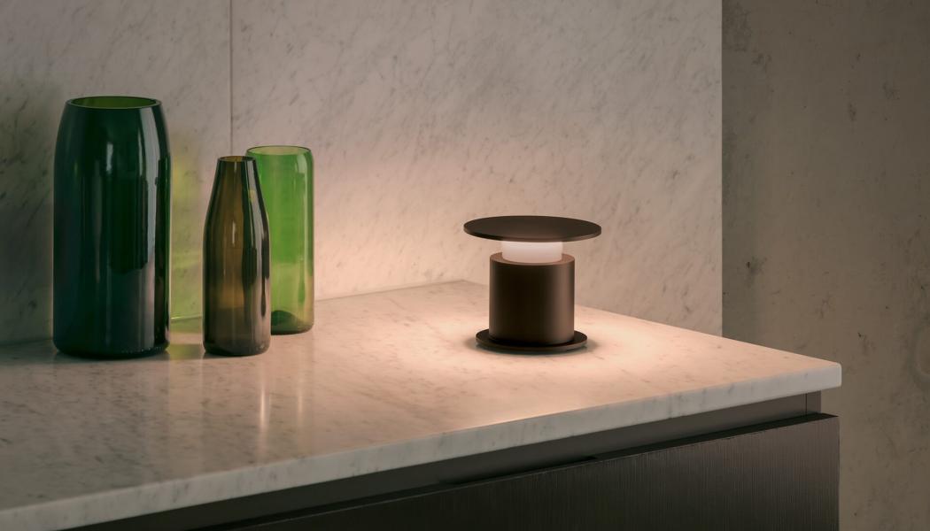 w241 Faro, som premiärvisades i Wästbergs monter under Stockholm Furniture Fair 6–10 februari, är en ny portabel och laddningsbar lampa. Foto: Wästberg