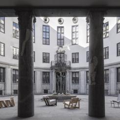 Fastighetsutvecklaren Amvests nya huvudkontor. I hjärtat av byggnaden finns den långsamma hissen som fungerar som ett mobilt mötesrum. Foto: Studio de Nooyer