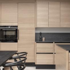 I Nordic Creation förenas de bästa av hantverkstraditioner med ett elegant skandinaviskt designspråk. Nordic Creation tillverkas av massiv ek, ett underhållsfritt och slitstarkt material som får en vacker ådring och patina som vittnar om tidens gång. Foto: HTH Nordic Creation