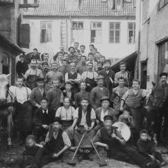 Arbetare på Fritz Hansen & Co 1896. Foto: Fritz Hansen