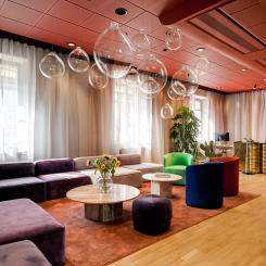 Skulpturala glasinstallationer ger en unik och fördjupad atmosfär, och gardinerna bidrar med en ombonad känsla