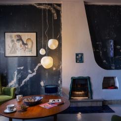 Hoba tillverkas i rustikt blåst opalglas vars form för tankarna till organiska meteoritstenar  Foto: Foscarini
