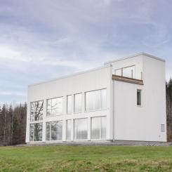 Huset har en 50 kvadratmeter stor takterass med en utsikt över skog och dalar. Foto: INR