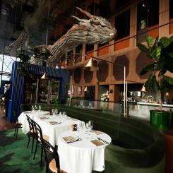 Brasserie Hotel Draken. Den storskaliga drake av metallväv som hänger i taket har belysts med åttio strålkastare. 
Foto: Tania Susulovska