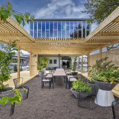 Nola har möblerat den vackra uteplatsen med det populära Långbordet, bänkarna Areal, stolar i serien Kaskad och planteringsurnorna ABC. Foto Jann Lipka.