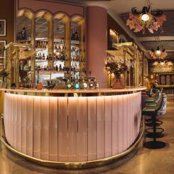 På bilden syns den nya cocktailbaren där väggarna är målade i en vacker senapsgul färg som går i kontrast med de rosa och gröna,
guldiga tonerna som binder ihop rummets detaljrikedom. Foto: Christian Fang