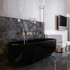 Badkaret glänser med en extraordinär kombination av en AXOR One termostatmodul inbyggd i väggen, en AXOR Starck handdusch och en AXOR Citterio utloppspip. Av: Marianne Chloé för Park Lane Copenhagen