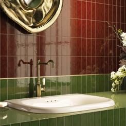 En nostalgisk kakelserie i mindre format (5×15 cm) med glansig yta och mustiga jordnära retrofärger som Miele, Ambra, Tabacco, Mogano (burgundy), Ottanio och Bosco. Med inspiration av 1930-talets Rimini och Federico Fellinis Amarcord ger de små rektangulära plattorna möjlighet till kreativa mönsterläggningar. Den glaserade V2-ytan innebär lätta färgvariationer som skapar levande, naturliga skiftningar. Serien är tillverkad i porcelanato (granitkeramik), vilket gör den slitstark och färgbeständig. Plattorna innehåller 47 procent återvunnet material. Foto: Höganäs Kakel