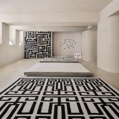 På Amini Showroom visas utställningen The Geometry of Contrast. Pressbild: Amini