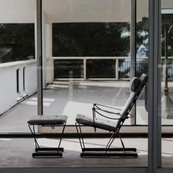 Namnet Spark syftar till den traditionella snösparken, vilken fåtöljen inte är helt olik. På engelska ger namnet också bilder av gnistor, kanske från en öppen spis, vilket inte är en dålig konnotation när det berör en loungestol med fotstöd. Bild: Massproduction