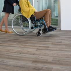 Gerflor har utvecklat kompletta lösningar för vårdmiljöer där varje detalj samverkar – golv, väggskydd, ledstänger och hygieniska skarvar mellan ytor.