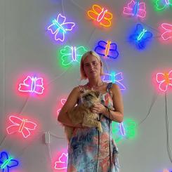 Neonkonstnären Josefin Eklund framför sitt verk Flower. Foto: Designtorget