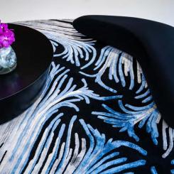Knotted Waves är en oval, handgjord matta skapad av designern Zaha Hadid och producerad av italienska Illulian. Mattan är ett dynamiskt flöde av linjer och uttrycksfulla kurvor i silke och ull. Den fantasirika mattan kan nu ses på Zaha Hadid Architects designgalleri i London. Foto Illulian
