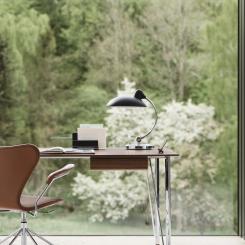 Skrivbordet FH3605 ger varje arbetsutrymme ett elegant och tidlöst uttryck. Foto: Fritz Hansen