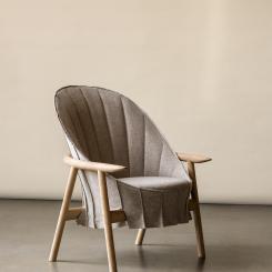 HidaHida en fåtölj i textil som svepts över en stomme av bokträ, en lika spontan som precist formulerad form. Den är har synliga trädetaljer av massiv bok eller ek. Rygg och sits med klädsel i tyg eller läder.design Kengo Kuma 2024 Foto: Lennart Durehed/ Gärsnäs