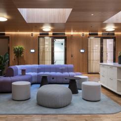 Grant Thorntons blandning av återbrukade möbler och nya, omklädda möbler. Foto: PE Teknik & Arkitektur