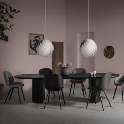 Matsalsstolarna Bat och Beetle och eleganta bordet Epic and Moon. Foto: GUBI