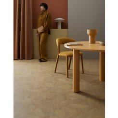 En mönsterlagd trädesign i varma toner i kombination med hållbarheten hos ett vinylgolv som kan lösläggas och återvinnas samlar många trendpoäng i år. I Modul’up-serien finns ett stort urval av trämönster såsom plank, fiskbens- och industriparkett i olika färgnyanser. Den heterogena mattan passar fint i högtrafikerade miljöer genom sin slitstyrka och städbarhet, samt en möjlig decibelbaksida för god akustik. Foto: Forbo