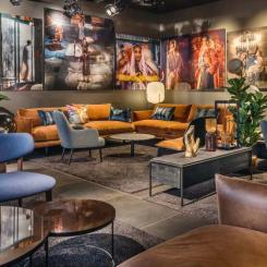 På Clarion Hotel Draken i Göteborg är inredningen spektakulär och spelar en nyckelroll i hotellets inbjudande och kreativa miljö. Ljussättningen med en diskret allmänbelysning framhäver både konst och andra dekorativa element. Bakom design- och inredningskoncept till hotellets publika delar står den svenska designbyrån Stylt.
Foto: Erik Nissen Johansen