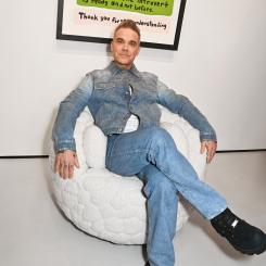 Robbie Williams i Introvert Chair. Pressbild: Moooi