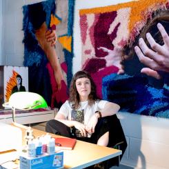 Katrine Skovsgaard är mottagare av Residens Röhsska 2023. I bakgrunden syns verket Touch från 2021. Foto: JP Masclet