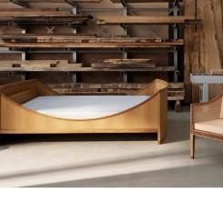 The Spherical Bed och The English Chair med design av Kaare Klint (1888–1954). Foto: CARL HANSEN & SØN