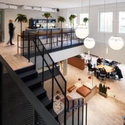 Den nya specialritade interntrappan sammankopplar de två våningsplanen och bildar en naturlig mötesplats för medarbetarna. En matsal och pausyta där alla kan samlas samt en flexibel arbetsyta som stöttar det nya arbetssättet.
