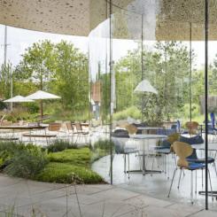 Fritz Hansens utomhuskollektion mitt i  Operaparkens blomstrande natur. Foto: Fritz Hansen