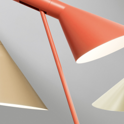 Den nya färgpaletten i AJ-lampserien inkluderar Warm Sand, Soft Yellow, Dusty Blue, Warm Grey och Electric Orange. Foto: Louis Poulsen