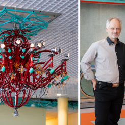 Jonas Torstensson och Linda Röjås från Torstensson Art & Design har tillsammans med Wihlborgs och arkitekterna Krook & Tjäder utformat kontorshuset Kvartettens konstnärliga utsmyckningar, såsom en ljuskrona skapad av återbrukade cykeldelar. Foto: Whiborgs