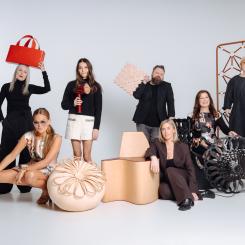 Alla Together-verken kommer att visas på NK och i skyltfönstret tar Made in Sweden plats med design från Axel Wannberg, Folkform, Bodafors Möbler, Ringvide samt det nya designvarumärket Enkei lights som lanserar en ny cirkulär lampa under Stockholm Design Week. Fotograf: NK
