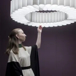 Felicia Arvid har en bakgrund som skräddare, kombinerat med en examen i arkitektur, vilket har influerat hennes konstnärliga riktning. 
 Foto: Salone del Mobile, Milano