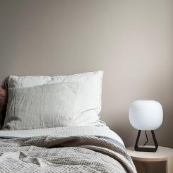 Toad är en bordslampa som ger ifrån sig ett dämpat ljus. Lampan har en skärm i handblåst glas och en bas tillverkad av böjd ekplywood. Foto: Himmee