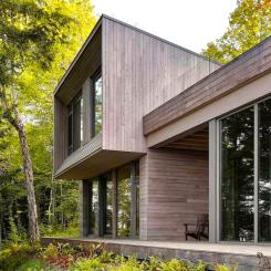 The Counter-Slope House färdigställdes 2024 och tilldelades 2026 års Excellence Award in Architecture av Québecs arkitektförbund. Projektet har uppmärksammats för sin starka anpassning till den naturliga terrängen och för att minimera påverkan på det omgivande landskapet genom en uppdelad byggnadsstruktur och begränsade markarbeten. Obs! Det finns fler bilder av interiören i slutet av artikeln. Foto: Maxime Brouillet