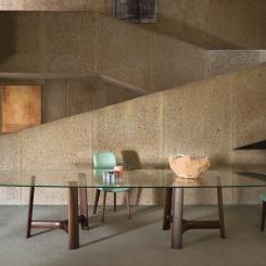 River-bordet med stomme i amerikansk valnöt och glasbordsskiva. Bordet är designat av Marco Spatti. Foto: Andrea Ferrari