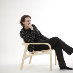 På bild: Möbeldesigner & Produktutvecklare Simon Sandkvist.