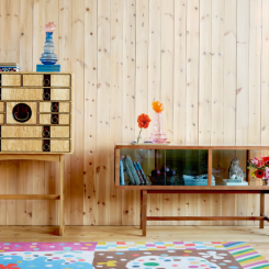 Jag ville skapa ett vitrinskåp som man kan möblera med och som har flera funktioner. Kvintett kan med fördel stå mitt i ett rum och användas som ett sideboard, säger Eva Schildt, formgivare. Foto: Svenskt Tenn
