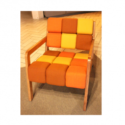 I Sugar har Emil Ahlgren och Rebecca Wiik från Beckmans tänkt på fyllda kuber, som sockerbitar, och tillsammans med Johanson design 
skapat fåtöljen. Kuberna är klädda med textilrester från företaget. Elegant trä i stommen mot detta.