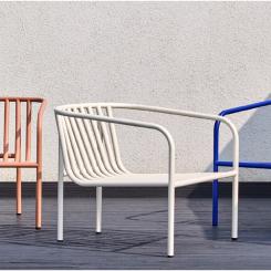 Soffa och fåtölj i tålig aluminium tillhör serien Bendt. Den färgstarka, pigga kulören är döpt till Indigo Blue.
Foto Brafab