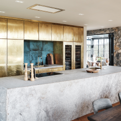 Köksön i granit väger nio ton och återfinns i projektet som vann Stenpriset 2023. Foto: Martine Lie Interior Concepts