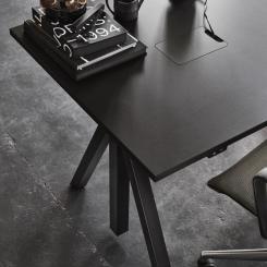 En av årets nyheter är att de höj- och sänkbara Works-borden lanseras i ny kulör. Foto: String Furniture