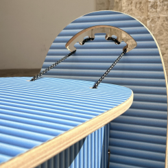 SurfInBench av Matteo Ragni, med mönstret Fetch, från Mare Nostrum-kollektionen av Abet Laminati. Pressbild: ABET LAMINATI