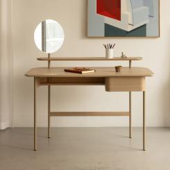Skrivbordet Luna. Design av Broberg & Ridderstråle. Foto: Swedese