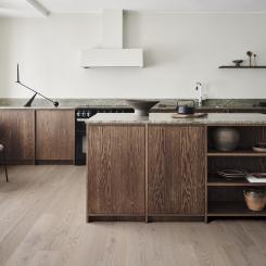 Grace Ek Grey Chiffon Plank kombinerar det naturliga utseendet hos ett oljat golv med det lackade trägolvets enkla underhåll. Foto: Tarkett