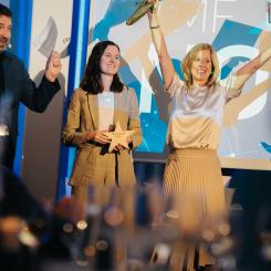 Kinnarps hållbarhetschef Johanna Ljunggren och kommunikationschef Ann Cederwall jublar åt priset i kategorin Hållbarhet i TMF Nova. /Foto: Clement Morin
