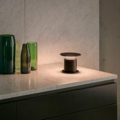 w241 Faro, som premiärvisades i Wästbergs monter under Stockholm Furniture Fair 6–10 februari, är en ny portabel och laddningsbar lampa. Foto: Wästberg